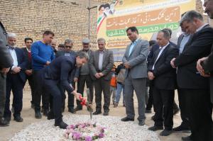 کلنگ ساخت دو مدرسه ۶ کلاسه در گلدشت نجف‌آباد به زمین زده شد