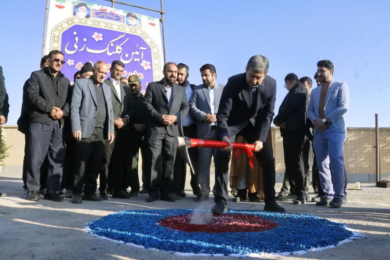 14040815 کلنگ زنی مدرسه6 کلاسه روستای جندان ورزنه با حضور استاندار